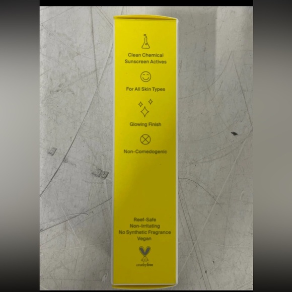 SUPERGOOP Glow Screen SPF 40 - Picture 4 of 6